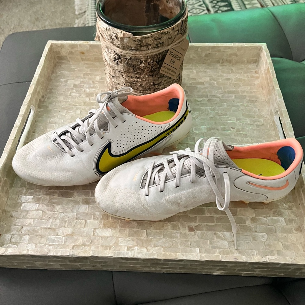 Men’s Nike Tiempo soccer cleats size 10.5 coconut color. Excellent condition. - Picture 2 of 6
